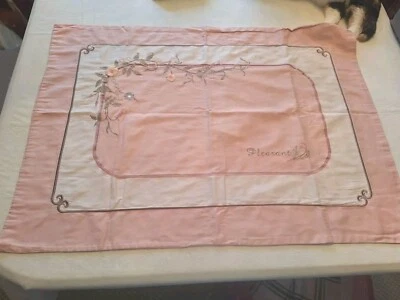 Sparrow Home King Almohada Shams Rosa con Hermosas Palabras Bordadas "Agradable" Foto 1 de 4