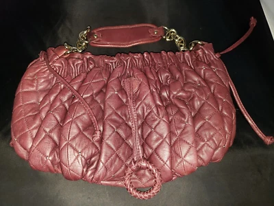 Bolsa de ombro BCBGMaxAzria couro macio borgonha profunda marrom corrente tachas - Imagem 1 de 4