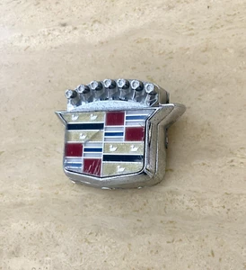 Cubierta de bloqueo de tapa de maletero Cadillac emblema de puerta emblema de aleta OEM 20215077 20215076 - Imagen 1 de 7