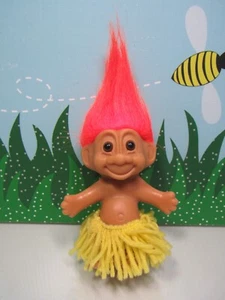 HAWAIANO HULA BOY (#3) - 5" Muñeca Russ Troll - NUEVO STOCK DE TIENDA con defectos menores - Imagen 1 de 4
