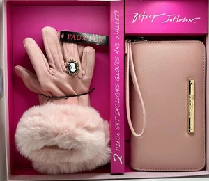 Betsey Johnson 2-teiliges Geschenkset rosa Rouge Kunstfellhandschuhe & Geldbörse in Schachtel Neu mit Etikett - Bild 1 von 7