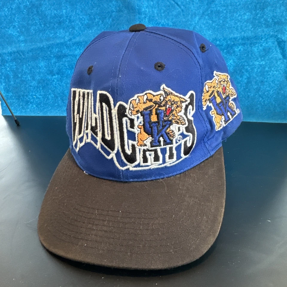 Gorra de baloncesto vintage de la NCAA de la Universidad de Kentucky Wildcats de la década de 1990 Foto 1 de 4