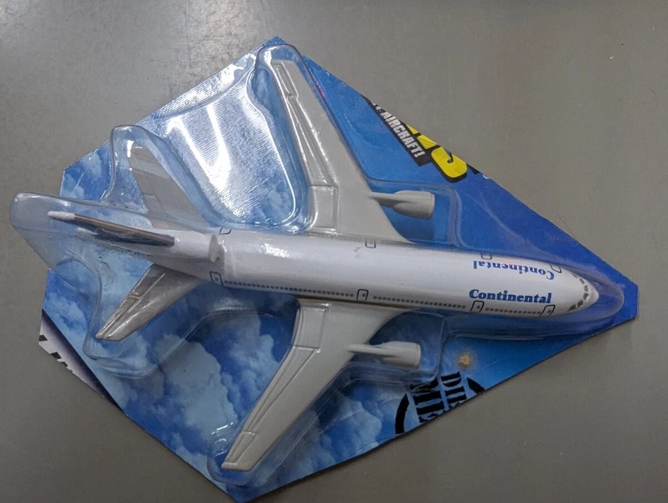 Matchbox 68982 1:87 Die-Cast Sky Busters Continental DC-10 Commercial Airlines - Image 1 of 1