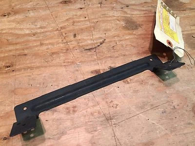 83 84 Pontiac 6000 LE 1982 BASE NOS GM licencia soporte adaptador 10023708 Foto 1 de 2