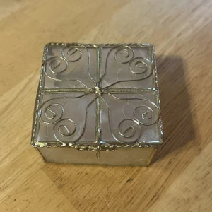 "Caja Capiz Shell con adorno dorado caja de baratija hecha en Filipinas 2,5""" - Imagen 1 de 7