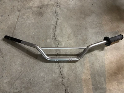 川崎 KLX140 原始设备制造商车把 (46003-0205-458) — 第 1/2 张图片