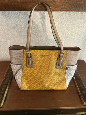 Bolso Michael Kors Voyager East West Signature Multicolor Foto 1 de 4