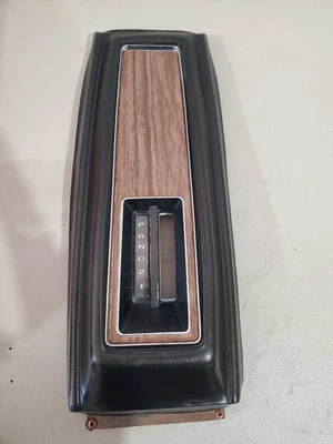 1970 年克莱斯勒 300 Newport 中控台前装饰垫 — 第 1/4 张图片