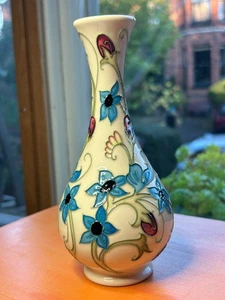 Vaso Moorcroft Pottery "True Blue" Emma Bossons 6" 2012 come nuovo senza crepe - Foto 1 di 7