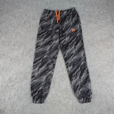 Pantalones deportivos Nike para hombre pequeños negros camuflados polar naranja Swoosh Joggers DD5145-010 Foto 1 de 4