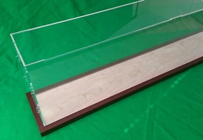 Vitrine 42"L x 6"L x 8"H com acrílico grosso 3/16", base de estrutura de madeira marrom - Imagem 1 de 4