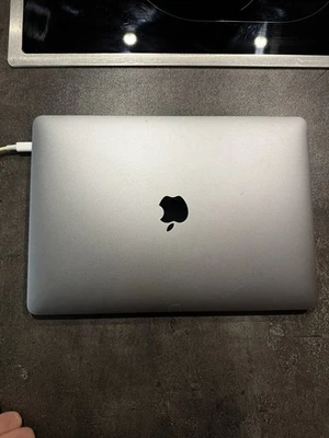 MacBook Pro 2017 13 Zoll, 3,1 GHz Dual Core Intel I5, 8 GB RAM, 256 GB SSD Def. - Bild 1 von 3