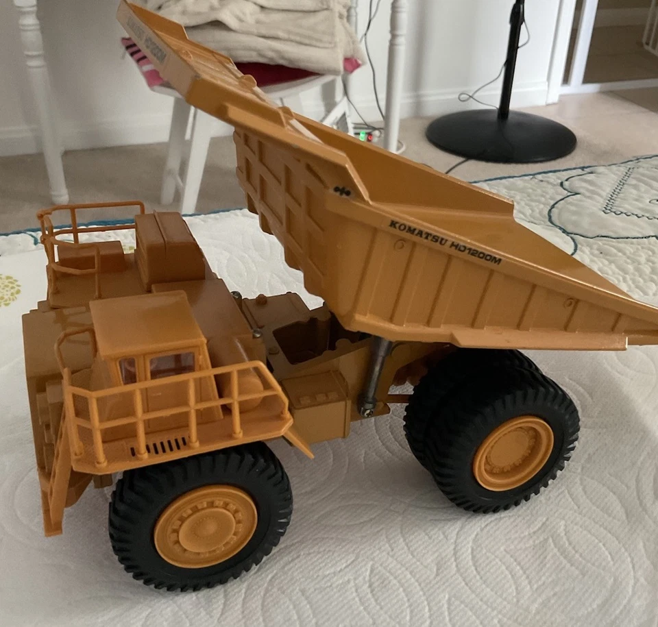 Camión de volteo para minería Diapet Komatsu HD1200M T-5 usado Foto 1 de 4