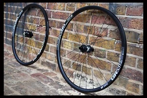 HANDBUILT SON 28 CL dynamo - NEW DT 350 CL disc / DT Swiss GR531 / Sapim Race - Picture 1 of 3