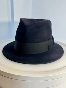 Marca castoro Fedora nero con fascia nera 100% feltro di pelliccia - 7 1/4 con coperchio in plastica - Foto 1 di 9