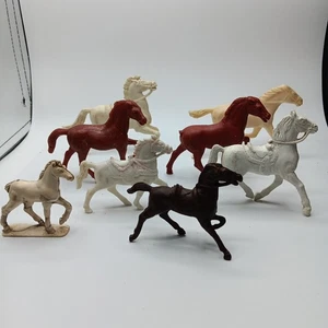 Lotto di 8 cavalli vintage in plastica DANNEGGIATI - Foto 1 di 17