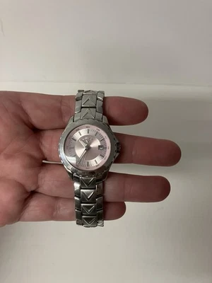 女士卡拉威高尔夫宝石银色粉红色表盘日期模拟手表 CY218 B5 阅读 — 第 1/4 张图片