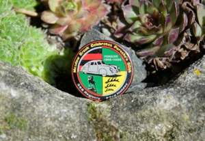 VINTAGE AUTOMOBILE CAR PIN / BUTTON # PORSCHE PARADE - Bild 1 von 2