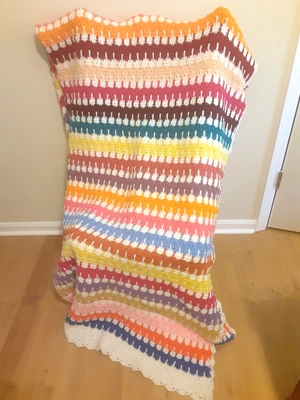 Manta afgana crochet multicolor 105"x90” buen estado hecha a mano Foto 1 de 4