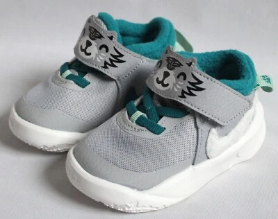 Tenis Nike para niños pequeños talla 5C Team Hustle D 10 Lil (TD) gris lobo DQ8374-001 Foto 1 de 4