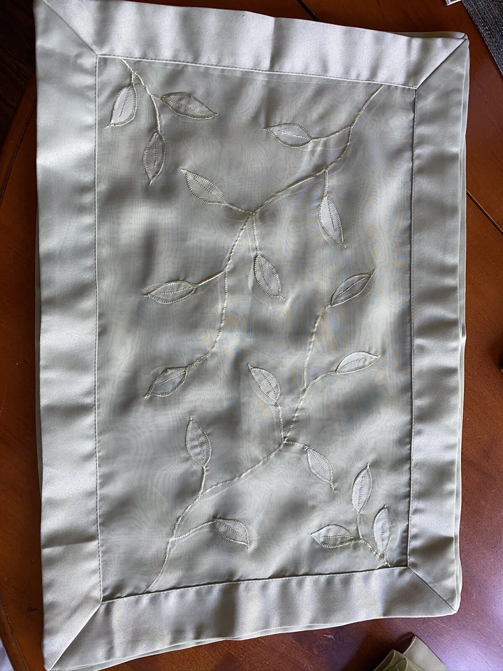 Set of 4 new pale green placemats and napkins with leaf embroidery - Image 1 of 4