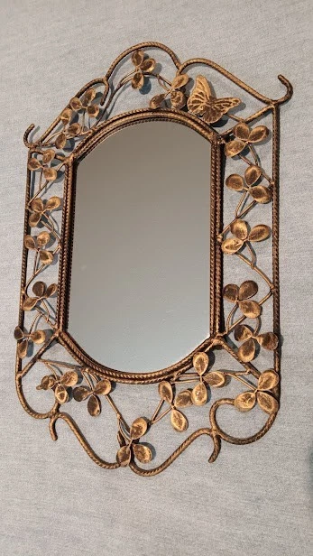 Espejo vintage con marco de metal de bronce rústico trébol y mariposa colgante de pared Foto 1 de 4