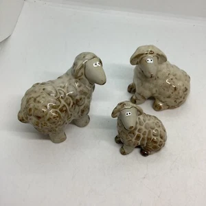 Famiglia di 3 statuine di pecore in ceramica gres alte circa 3" - Foto 1 di 24