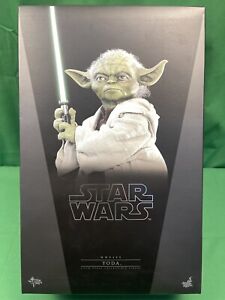 Hot Toys MMS495 Star Wars II: Attack of The Clones YODA 1:6 Scale Figure 