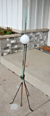 Pararrayos de cobre vintage con montaje y globo de vidrio de leche y aislante de vidrio Foto 1 de 4