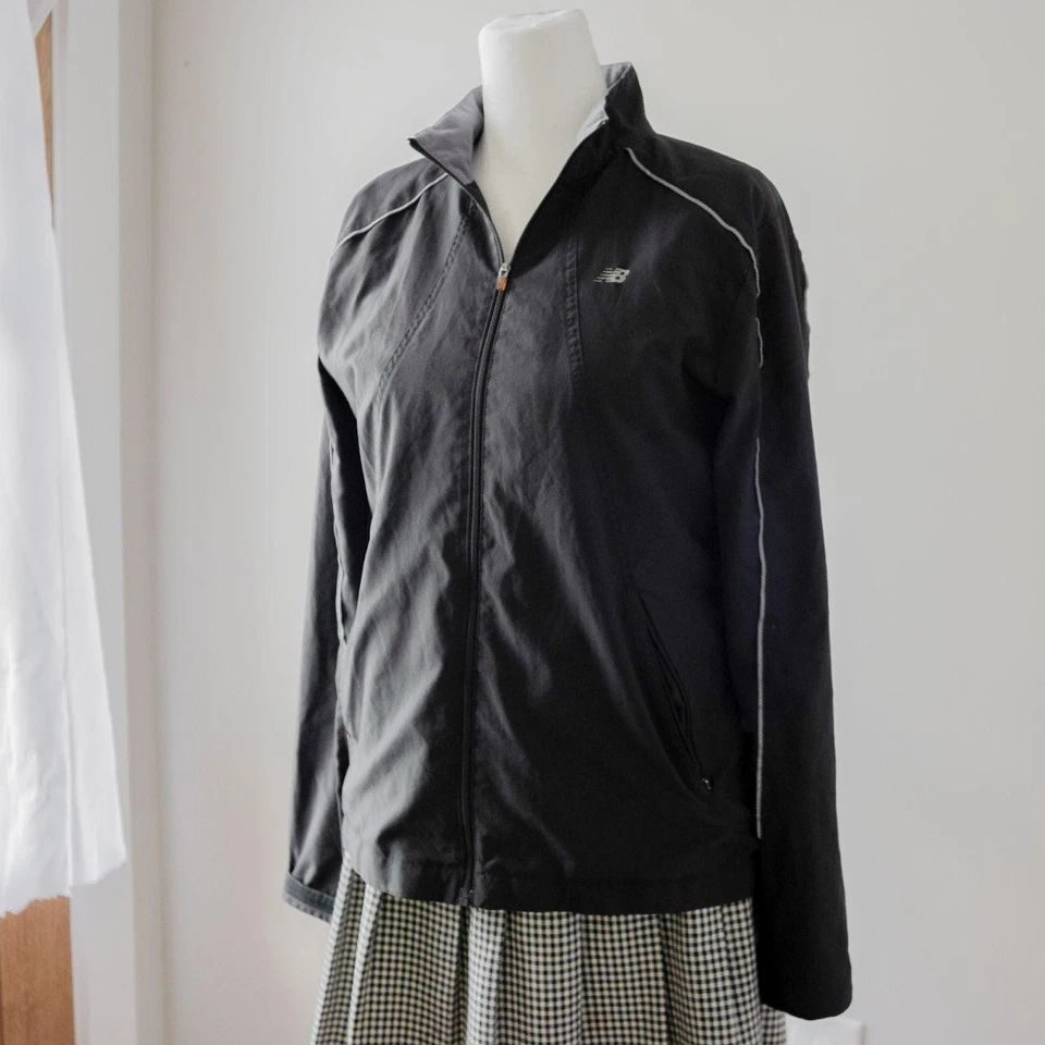 Chaqueta para correr negra New Balance entrenamiento ligero atlética manga larga cremallera para mujer Foto 1 de 4