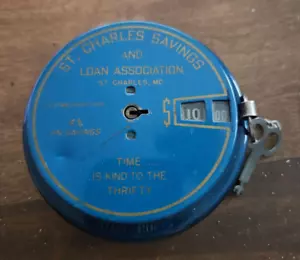 Moneda Add-a-Bank St Charles Savings and Loan Missouri todavía banco c.1955 - Imagen 1 de 4