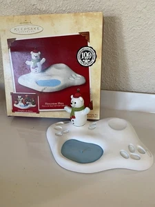 2002 HOLLYDAY HILL SEGNO DISTINTIVO RICORDO NATALE ORSACCHIOTTO ORNAMENTO & BASE ESPOSITORE - Foto 1 di 4