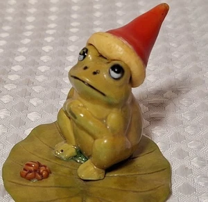 Vintage Frosch mit Weihnachtsmütze Lilly Pad Figur Hartplastikfigur Hongkong - Bild 1 von 9