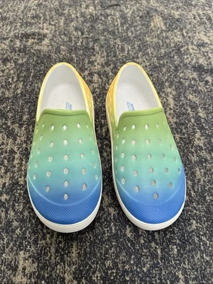 Zapatos sin cordones Old Navy perforados arco iris niños talla 11 Foto 1 de 4