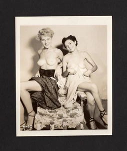 SULTRY EXOTIC BRUNETTE & BLONDE C1950 MAD MEN RISQUE VIXENS BUNNY YEAGER PHOTO - Picture 1 of 7