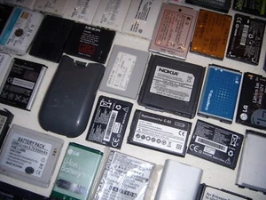 GRANDE STOCK 57 BATTERIE PER NOKIA LG ERICSSON PANASONIC VINTAGE  LOTTO N. B1 - Foto 1 di 6
