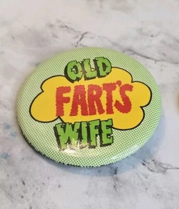Old Farts Wife Button Pin Back 1.5" Green Yellow Humorous 1980s Vintage - Imagen 1 de 5