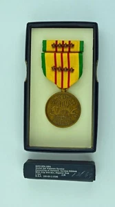 Medalla y caja de servicio de la era de la guerra de Vietnam, 4 estrellas de batalla de campaña - edición GI original - Imagen 1 de 3