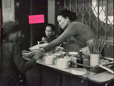 photographie du Vietnam .  Femme . petit métier . début des années 50