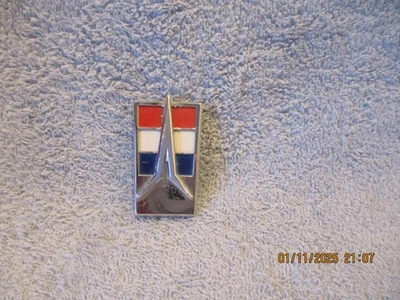 Plymouth Fury Mopar 1964 fábrica fabricante de equipos originales emblema de panel de puerta interior # 2440687 Foto 1 de 4