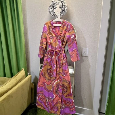 Bata Psicodélica Ondulada Púrpura, Rosa, Naranja y Blanco De Colección Años 70 Foto 1 de 4