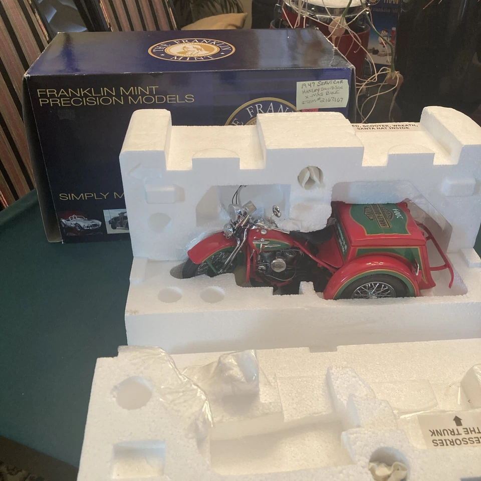FRANKLIN MINT LIMITED EDITION 1947 HARLEY DAVIDSON SERVI-CAR 2004 CHRISTMAS BIKE - Image 1 of 4