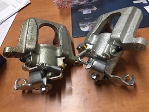 2 pinzas de freno traseras LH RH PARA CHRYSLER GRAND VOYAGER DOGE CARAVAN 2008 ON - Imagen 1 de 2