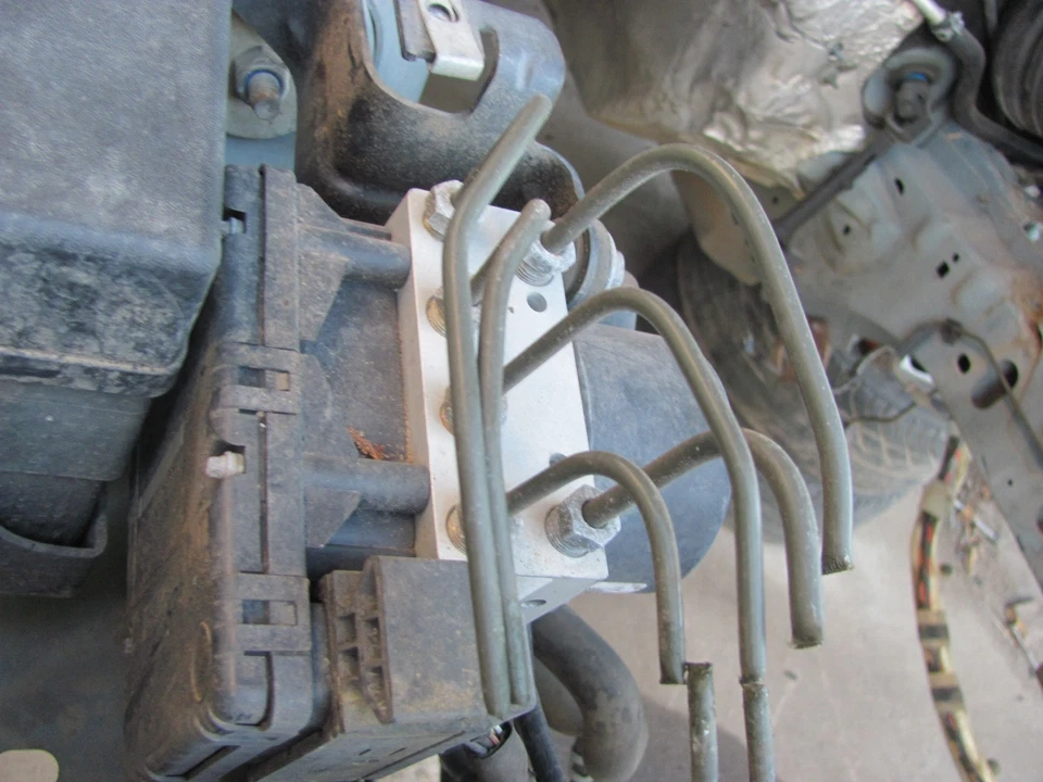 2000 2001 2002 LINCOLN LS ABS PUMP WITH MODULE - Image 1 of 1