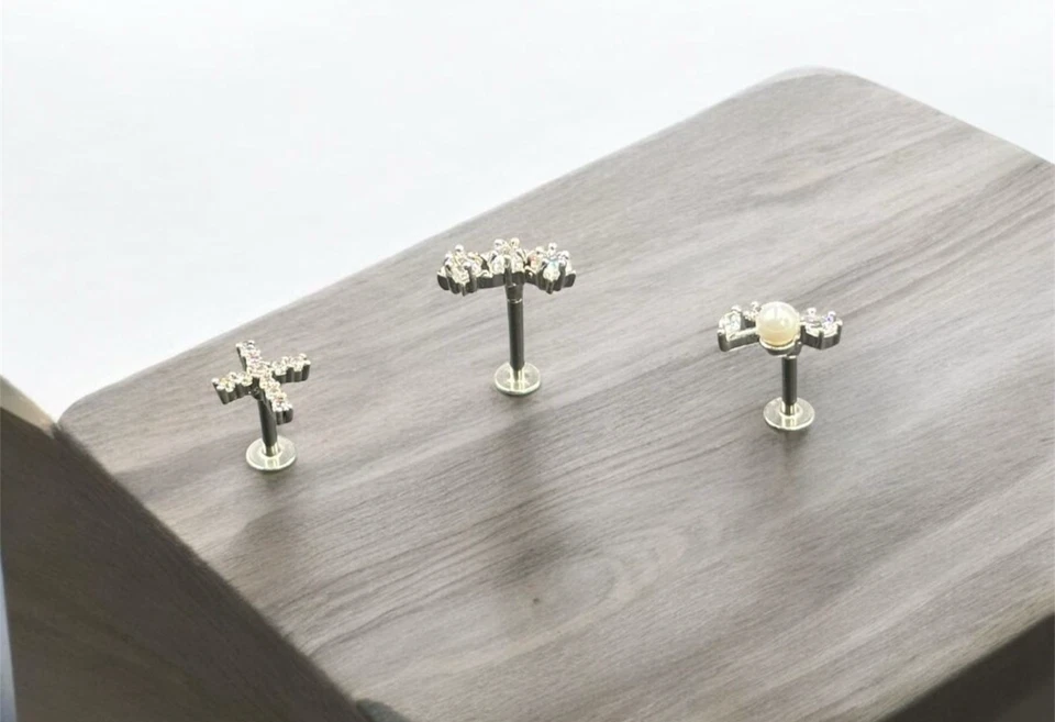 Tre Piercing per orecchio e varie parti in Acciaio chirurgico Barretta mm. 1,2 - Immagine 1 di 4