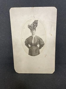 Antigua tarjeta fotografía de principios de 1900 mujer con sombrero grande estilo victoriano - Imagen 1 de 19