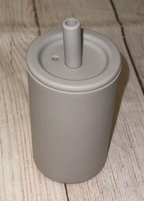 Copo de silicone infantil e palha bege NOVO - Imagem 1 de 4