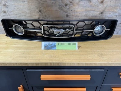 Ford Mustang V6 2005-2009 parrilla superior delantera edición Pony con luces antiniebla OEM Foto 1 de 2