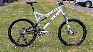 Yeti 575 Full Suspension Mountain Bike - Picture 1 of 10