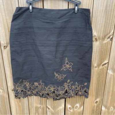 Minifalda lápiz Lillie Ruben seda negra con flores bordadas doradas Foto 1 de 4